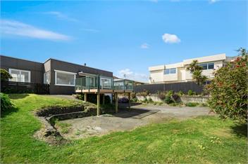 The Green Trout (Bachcare) - Paraparaumu Beach
