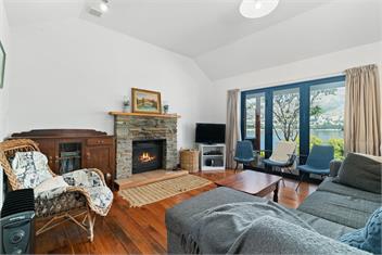 The Lakefront Gem (Bachcare) - Wanaka