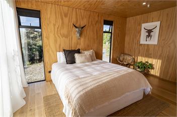 Private Modern Bach near the beach - Raglan