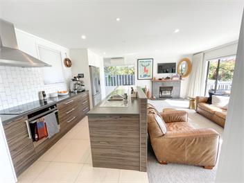 Idyllic lake edge property with own jetty - Rotorua