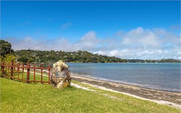 Time out on Tui - Waiheke Island 1081
