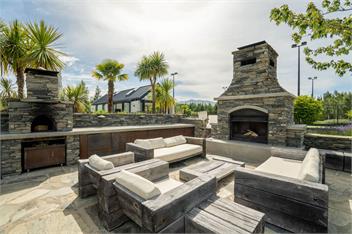Horseshoe Bend Estate | Sleeps 12 | Swimming Pool | Spa Pool | Tennis Court | Set on Large Grounds - Wanaka