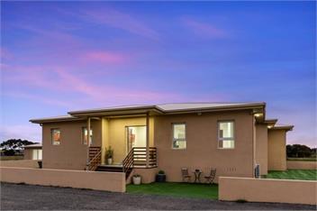 Modern House near Melb Airport, Sleeps 10 - Melbourne
