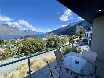 Prestigious Poole Lane - Queenstown Hill
