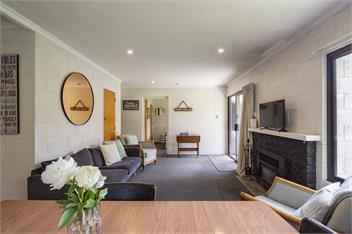 Coronet Peak View | 3BR Home with Hot Tub & Garden - Queenstown