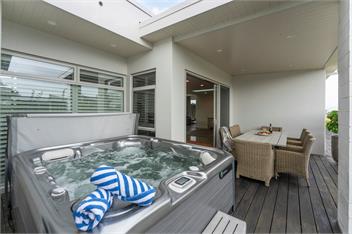 Lakefront Kuiwai - Taupo - on the lake + spa pool! - Taupo
