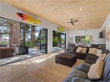 Modern Coastal Tree House (Bachcare) - Whangamata