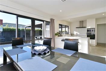 Russley home near the airport, single level with parking - 