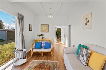 Tui Shack - cosy with lake views - 