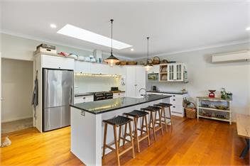 NEW large Richmond semi rural spacious quiet home with outdoor spa. -