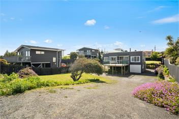 The Green Trout (Bachcare) - Paraparaumu Beach