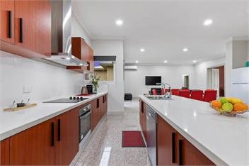 Modern House near Melb Airport, Sleeps 10 - Melbourne