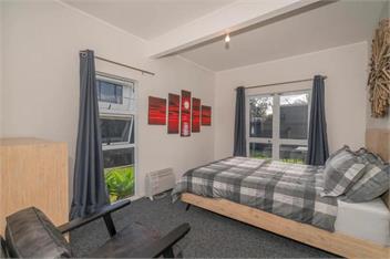 Beach House - Across the Road to the Beach - Whitianga