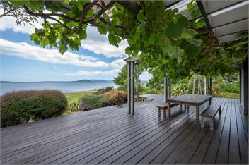 Lounge to Lake - Water's Edge, Lake Rotorua - Rotorua