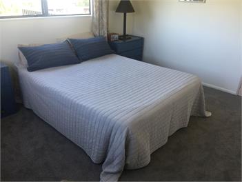 Family retreat in town - sleeps 5 - Raglan