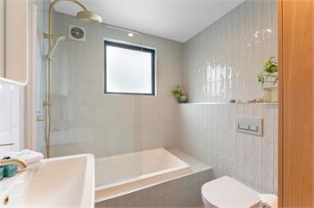 Lake View Retreat - lake views, BBQ & Pizza Oven - Taupo