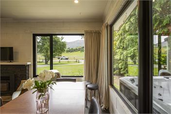 Coronet Peak View | 3BR Home with Hot Tub & Garden - Queenstown