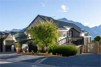 Lakeview Paradise: 3BR, Hot Tub, BBQ, Garden - Queenstown
