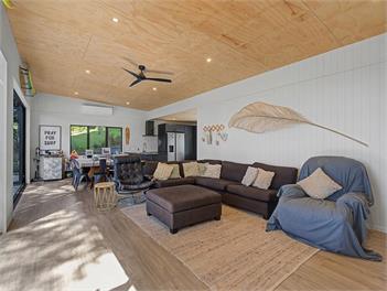 Modern Coastal Tree House (Bachcare) - Whangamata