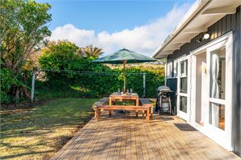 Tui Shack - cosy with lake views - 