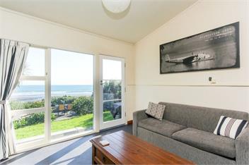 Oakura Beach Front Bach - Taranaki