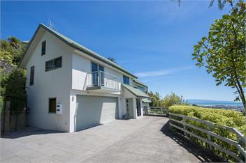 Hilltop Getaway - Views and Spa Pool - Nelson