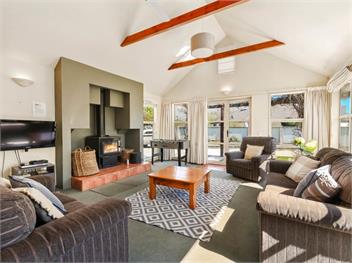 Charming on Cherry (Bachcare) - Wanaka