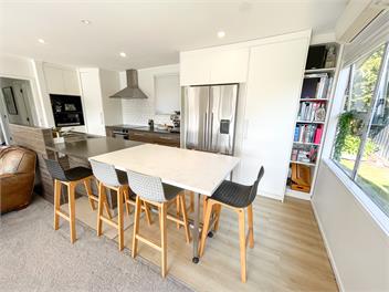 Idyllic lake edge property with own jetty - Rotorua