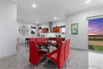 Modern House near Melb Airport, Sleeps 10 - Melbourne