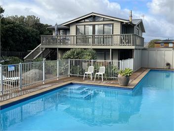 Longshore: Absolute beachfront,spa,tennis,pool - Waikanae Beach