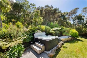 Sunny Paihia Retreat with BBQ, Spa and Pool - Paihia