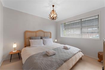 Lake View Retreat - lake views, BBQ & Pizza Oven - Taupo