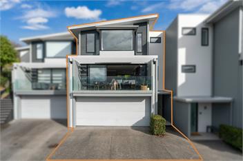 The Moorings Apartment 5 - a stone's throw from the lake! - Taupo