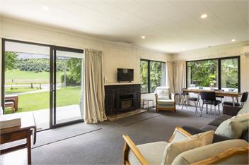 Coronet Peak View | 3BR Home with Hot Tub & Garden - Queenstown