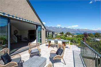 Lakeview Paradise: 3BR, Hot Tub, BBQ, Garden - Queenstown