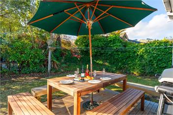 Tui Shack - cosy with lake views - 