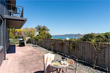 Tranquil Stay Two Mile Bay - lake views + playground -