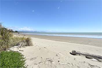 Absolute Beach Front at Patons Rock - Takaka