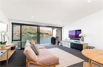 LakeLife Lake Front Apartment - Queenstown