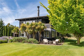 Horseshoe Bend Estate | Sleeps 12 | Swimming Pool | Spa Pool | Tennis Court | Set on Large Grounds - Wanaka
