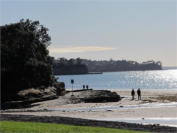 Gem by the Sea 2 Min Walk to Beach & Cafes - Auckland