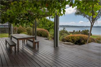 Lounge to Lake - Water's Edge, Lake Rotorua - Rotorua