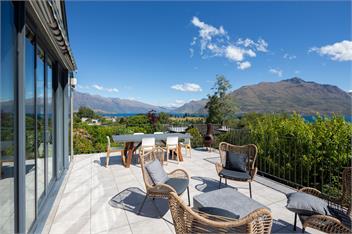 Lakeview Paradise: 3BR, Hot Tub, BBQ, Garden - Queenstown