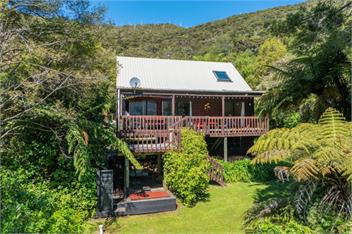 Relaxed Kenepuru Sounds Getaway - Sandy Bay