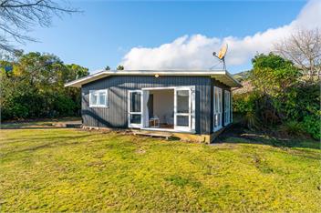 Tui Shack - cosy with lake views - 