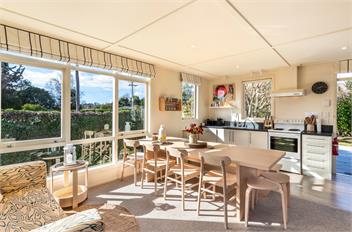 Loulou Lodge - family fun, close to lake - 