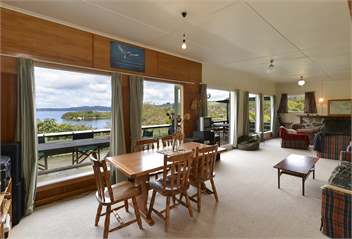LAKE EDGE MINT BACH Available King's Birthday Weekend WITH JETTY - Rotorua