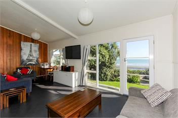 Oakura Beach Front Bach - Taranaki