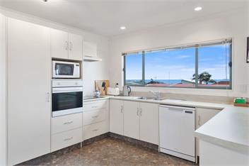 White Island Views (Bachcare) - Ohope Beach