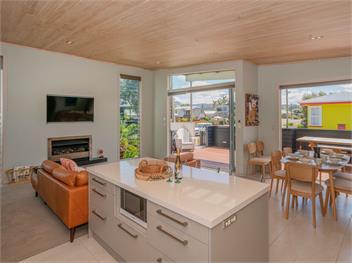 Castaway Bach (Bachcare) - Whangamata